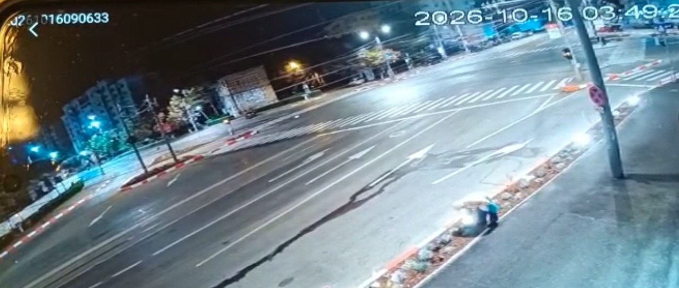 Ca la Ploiești. A încercat să fure spoturile montate recent în fața fostului sediu BCR din Ploiești 