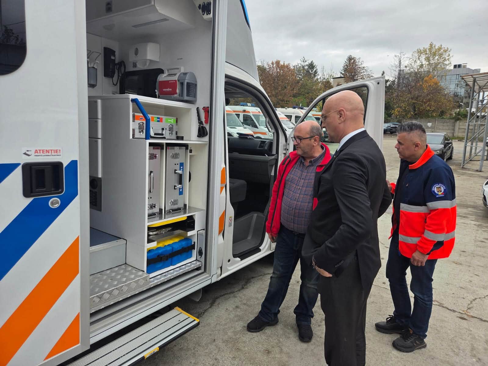 SAJ și ISU Prahova au primit 39 de ambulanțe noi. Prefectul Daniel Nicodim s-a întâlnit cu reprezentanții celor două instituții