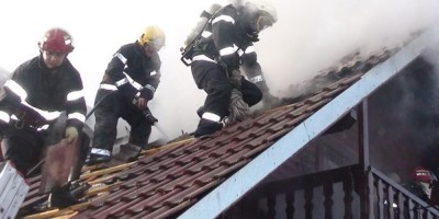 Intervenție ISU în urma unui incendiu, la Breaza. O casă a luat foc
