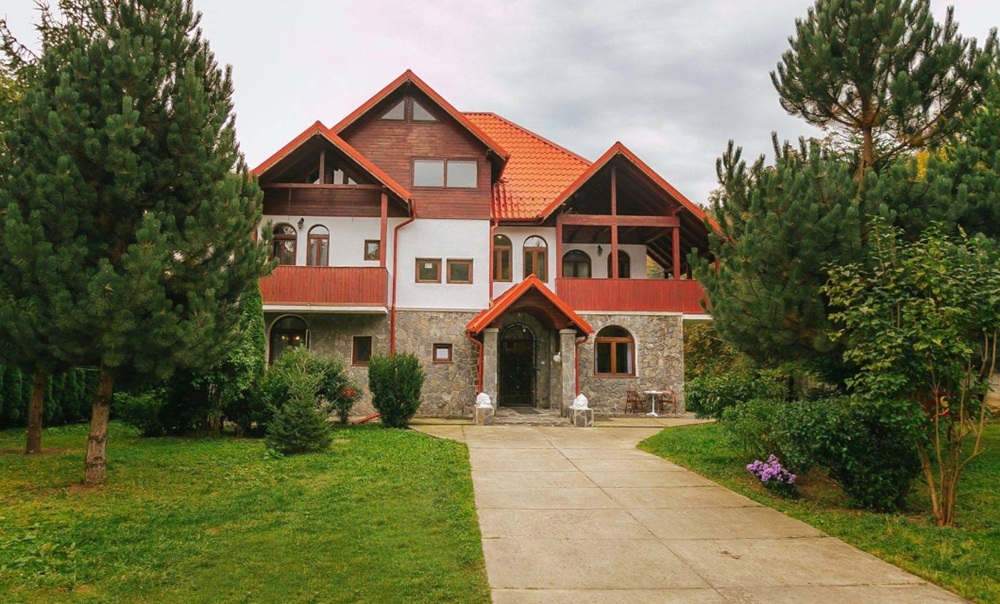 Cornel Dinu scoate la vânzare vila din Sinaia. Cât speră să obțină pe luxosul conac