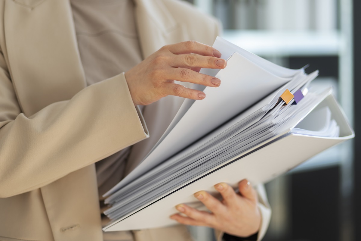 Instituțiile publice care solicită dosare cu șină, copii ale actelor emise de alte autorități sau care amână digitalizarea ar putea fi sancționate