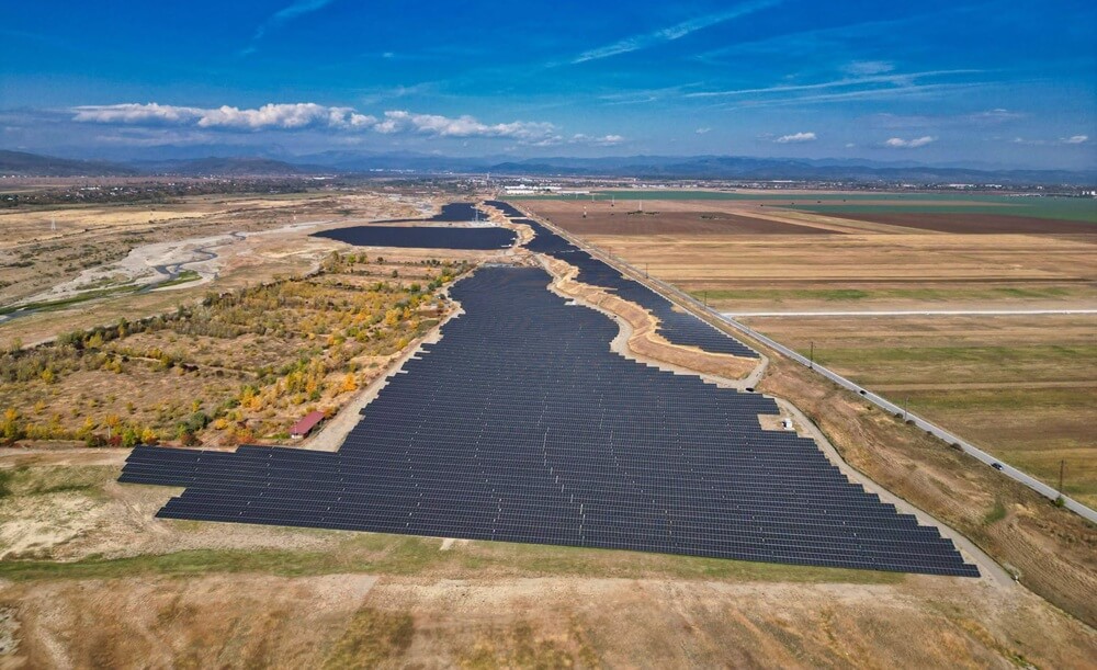 Un nou parc fotovoltaic, în Prahova, pe terenul unei foste balastiere. Daniel Nicodim, prefect: „Investițiile în energie regenerabilă pot contribui la dezvoltarea economică și protejarea mediului”