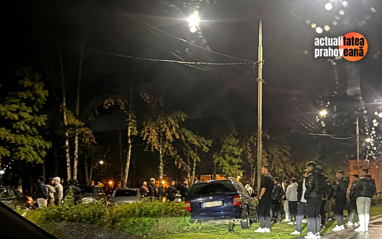 Autoturism ajuns pe spațiul verde în urma unui accident la Sala Sporturilor din Ploiești, în seara de 27 octombrie 2026.