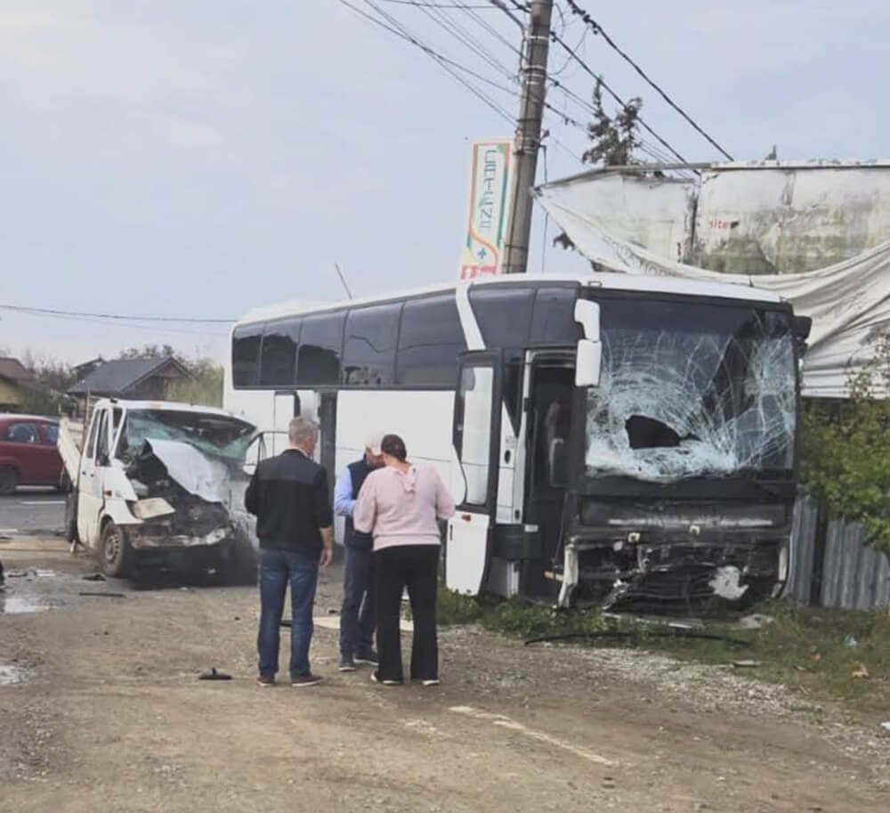 Trafic îngreunat pe DN1 București - Ploiești, în urma unui accident grav. Un autocar și o autoutilitară au intrat în coliziune, la Ciolpani