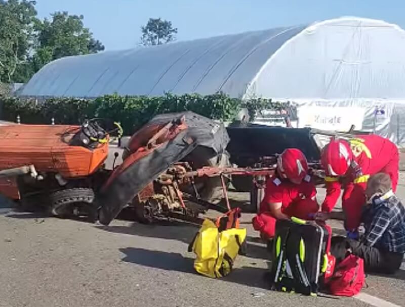 Accident între o camionetă și un utilaj agricol, sâmbătă, la Olari - video link