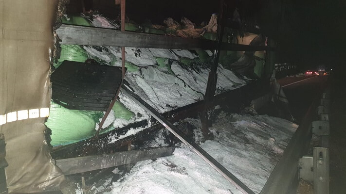 Pericol de explozie pe A3 București - Ploiești, după ce un TIR cu azot a luat foc