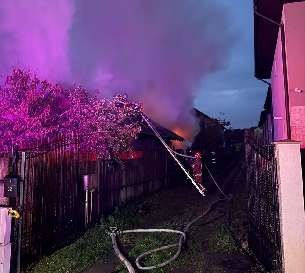 Un incendiu a izbucnit, marți searți seară, într-o gospodărie din Păulești. Pompierii au reușit să împiedice propagarea focului