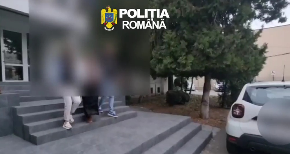 Femeia acuzată de tâlhărie și furturi, la Ploiești, prinsă cu ajutorul cetățenilor, a fost reținută pentru 24 de ore - VIDEO LINK