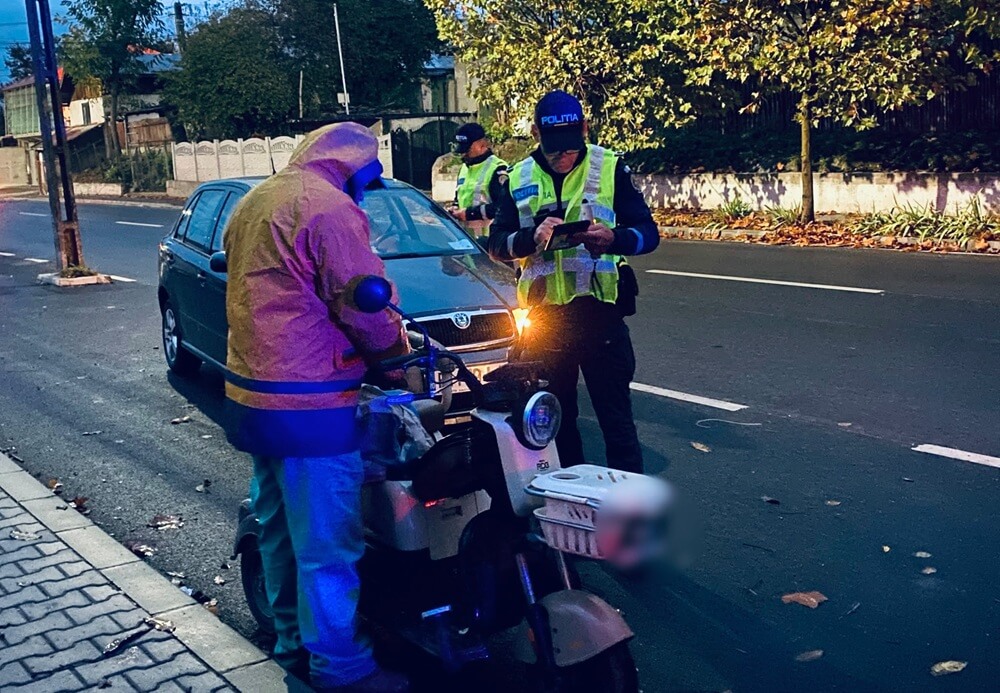 Zeci de șoferi și bicicliști au fost amendați, vineri dimineață, într-o acțiune rutieră derulată în Prahova. Doi bărbați prinși la volan după ce au consumat alcool