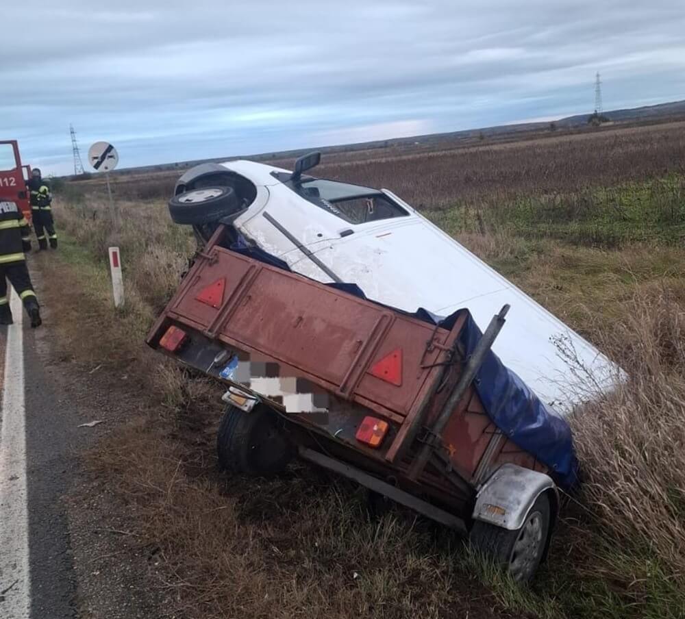 Alertă pe DN72! O autoutilitară cu sodă caustică și var s-a răsturnat pe șosea, la limita dintre Prahova și Dâmbovița. Trafic restricționat