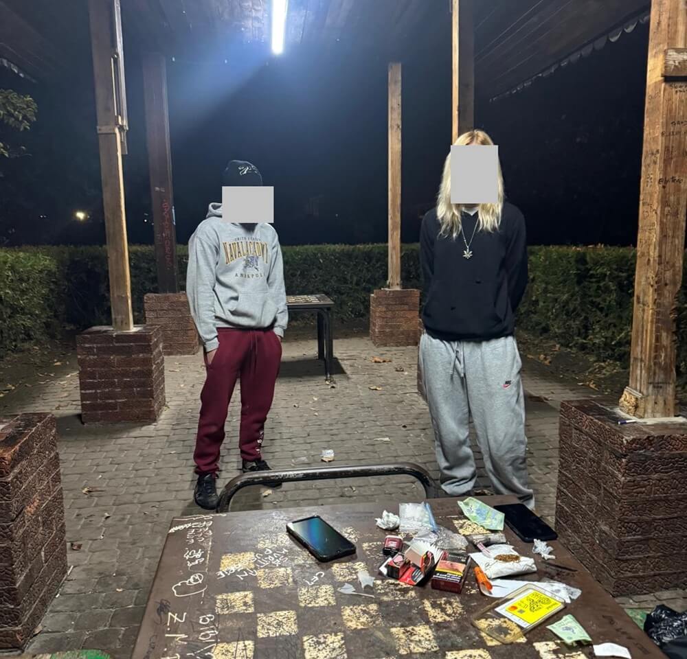 Doi minori au fost prinși cu substanțe interzise, azi-noapte, într-un parc din vestul Ploieștiului