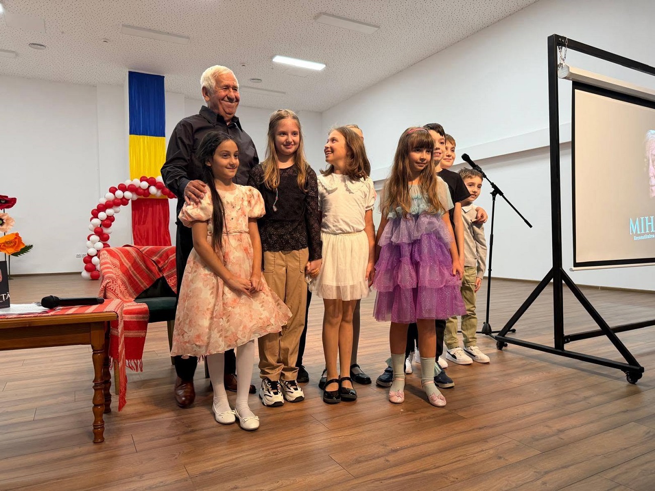 George Mihaiță, pe scena orașului Boldești-Scăeni, în spectacolul „Cultura Ne Unește”