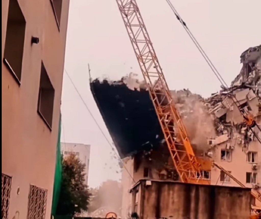 Imagini spectaculoase: Etajele superioare ale blocului din Rahova, distrus de explozie în 2025, s-au prăbușit în timpul lucrărilor VIDEO LINK