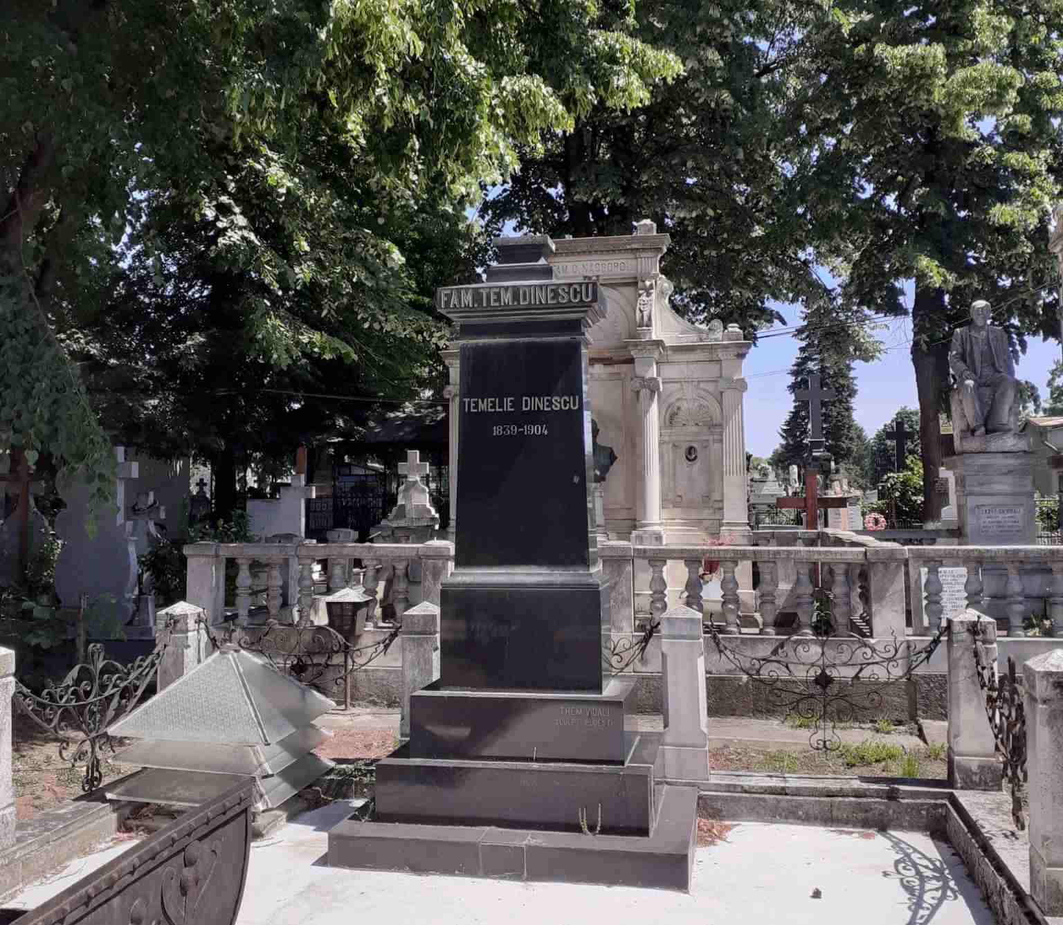 Barbarie în Cimitirul Viișoara. Bustul unui fost primar al Ploieștiului a fost furat